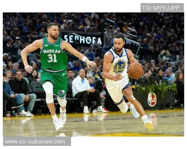 库里穿安踏克莱11代圣诞配色致敬兄弟情深水花重聚