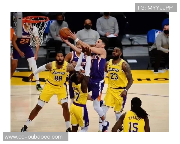 布克自信迎战卡鲁索顶级防守时刻展现实力